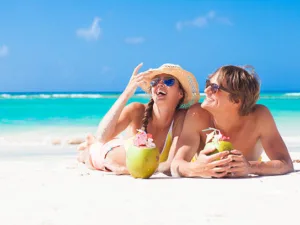Pareja disfrutando de una playa paradisíaca
