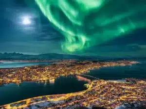 Vista aérea de Tromso en Noruega con una aurora boreal en el cielo