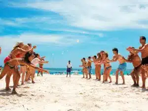 Grupo de personas disfrutando de la playa.